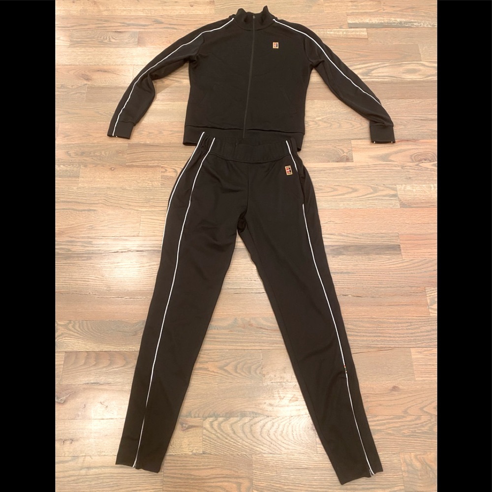 Nike women sweatsuit ( loose fit) size XS